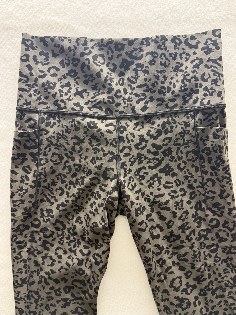 Athleta Salutation ll Capri Leopard Print Leggings - Black/Gray Size-Small - Picture 5 of 7